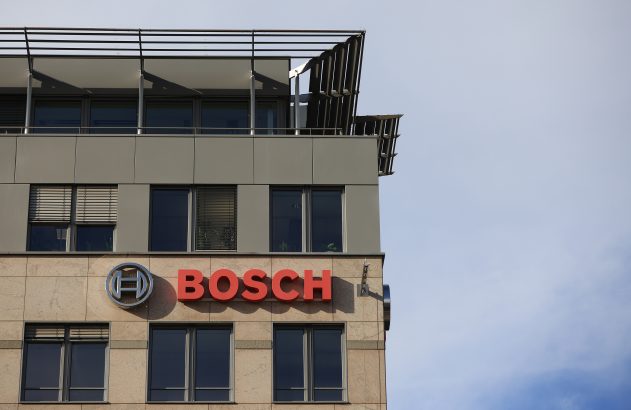 Edifício com o logo e o nome BOSCH em letras vermelhas na fachada. Céu claro ao fundo.