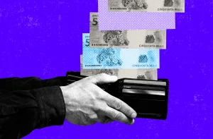 Uma mão segurando uma carteira preta com notas de cinquenta reais saindo, em fundo azul vibrante, destacando a onça-pintada nas cédulas e criando uma composição artística e moderna com sensação de movimento.