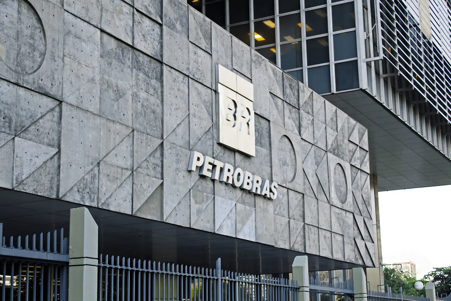 Fachada de um edifício moderno e geométrico da Petrobras, com logotipo 