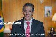 Fernando Haddad, Ministro da Fazenda, fala. À esquerda, bandeira do Brasil. À direita, intérprete de Libras.