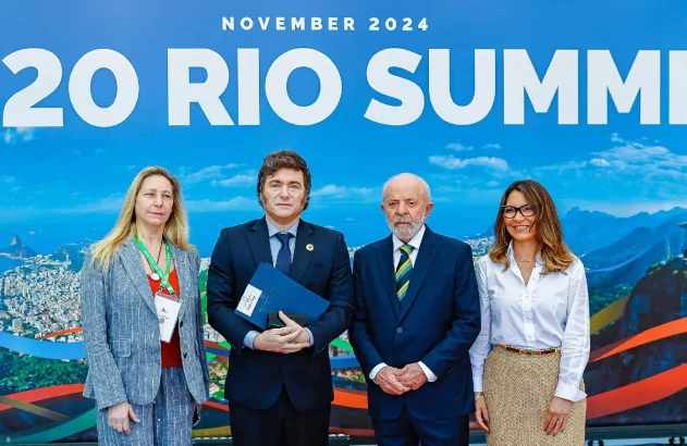 Luiz Inácio Lula da Silva recebe o presidente da Argentina Javier Milei, durante cumprimentos aos líderes do G20