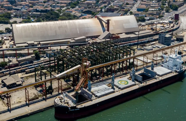 Terminal de grãos da CLI no porto de Santos