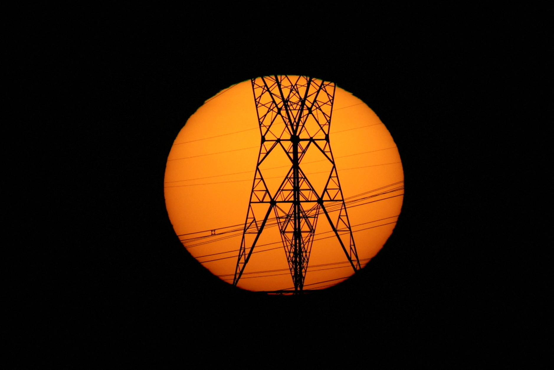 Linha de transmissão no pôr do sol