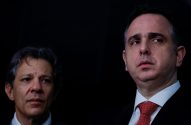 Fernando Haddad e Alexandre de Moraes com semblantes sérios, olhando para o lado em fundo escuro.