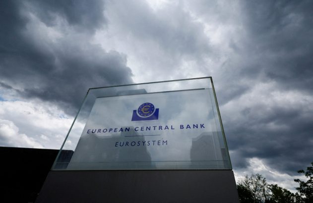Placa de vidro do Banco Central Europeu (BCE) e Eurosistema sob céu escuro e nublado.