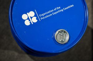 Barril azul com o logotipo e o nome da Organização dos Países Exportadores de Petróleo (OPEP), e uma tampa metálica.
