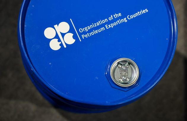 Barril azul com o logotipo e o nome da Organização dos Países Exportadores de Petróleo (OPEP), e uma tampa metálica.
