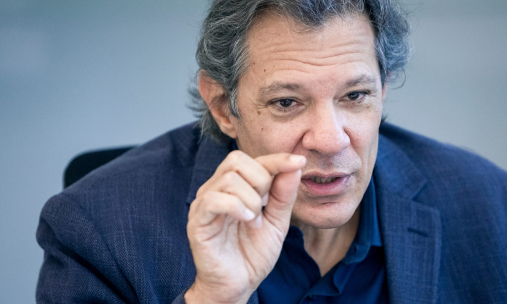 Vamos verificar se pessoas com renda de R$ 50 mil a R$ 100 mil por mês pagam imposto mínimo, diz Haddad