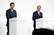 CEO da Nissan Makoto Uchida, à esquerda, e o CEO da Honda Toshihiro Mibe