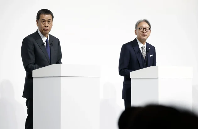 CEO da Nissan Makoto Uchida, à esquerda, e o CEO da Honda Toshihiro Mibe