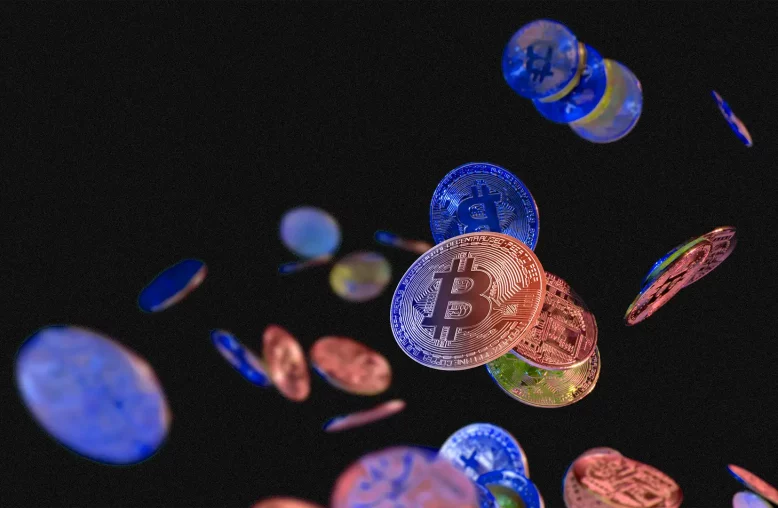 Moedas virtuais flutuam contra um fundo preto, com um Bitcoin destacado no centro, rodeado por tons metálicos de azul, vermelho e dourado.