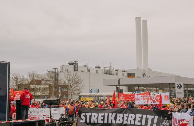Faixa dizendo 'prontos para a greve' é estendida em protesto de trabalhadores da Volkswagen