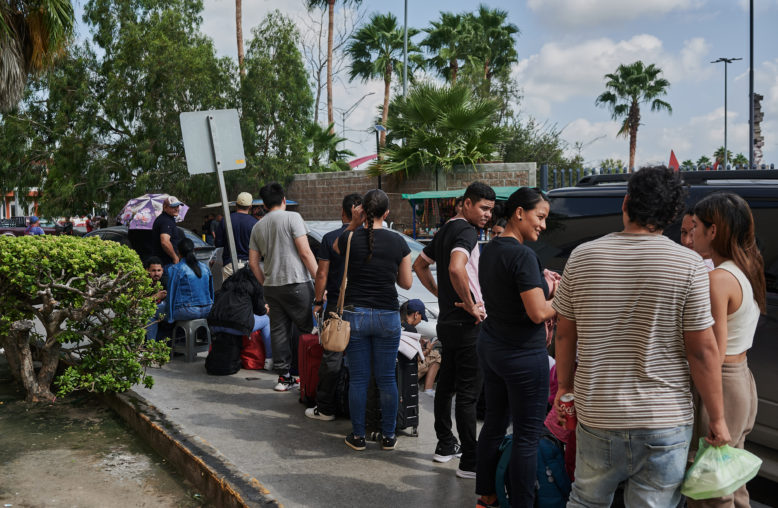 Imigrantes esperam em fila para conseguir visto temporário americano em Matamoros, na fronteira do México com os EUA.