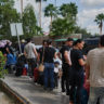 Imigrantes esperam em fila para conseguir visto temporário americano em Matamoros, na fronteira do México com os EUA.