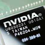 Close-up de um chip eletrônico integrado da NVIDIA com códigos alfanuméricos e inscrição de fabricação em Taiwan sobre uma placa de circuito verde.