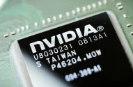 Close de um chip eletrônico integrado da Nvidia com códigos alfanuméricos e inscrição de fabricação em Taiwan sobre uma placa de circuito verde.