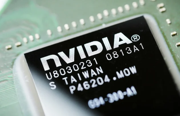 Close de um chip eletrônico integrado da Nvidia com códigos alfanuméricos e inscrição de fabricação em Taiwan sobre uma placa de circuito verde.