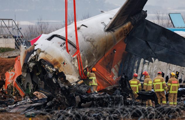 Bombeiros inspecionam destroços do avião da Jeju Air