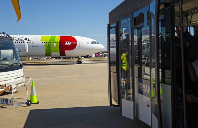 Avião da TAP no aeroporto Humberto Delgado em Lisboa, Portugal, em foto de setembro de 2024.