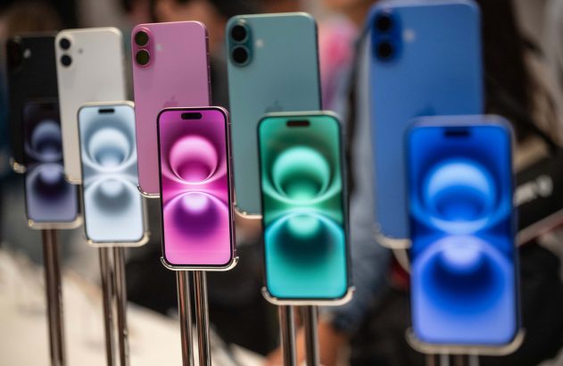 Exposição de smartphones coloridos. Telas mostram padrão circular vibrante, com cores condizentes.