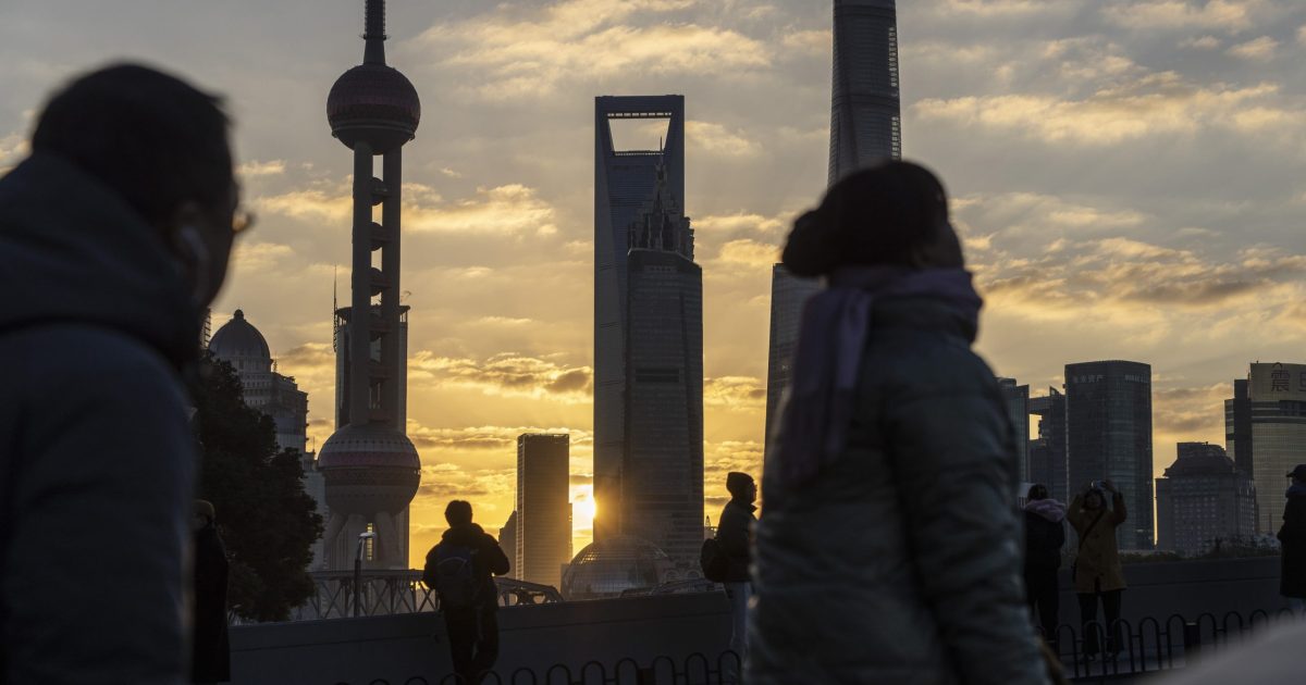 Fábrica de semicondutores chinesa, ilustrando o IPO da CXMT que disparou 466% em um dia