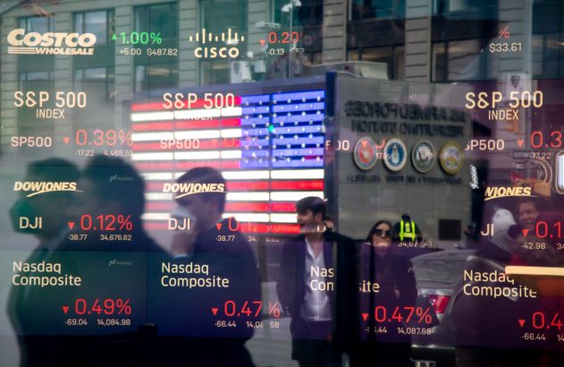 Reflexos de índices de mercado (S&P 500, Dow Jones, Nasdaq) em vitrine, com pessoas e bandeira dos EUA.