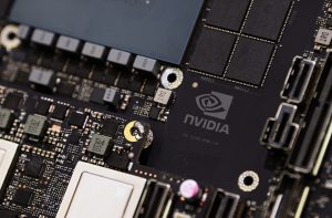 Placa de circuito preta com componentes eletrônicos, logo NVIDIA e uma área de montagem carbonizada.