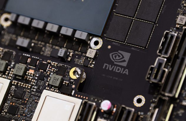 Placa de circuito preta com componentes eletrônicos, logo NVIDIA e uma área de montagem carbonizada.