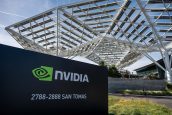 Fachada da Nvidia, com logotipo da empresa em uma placa preta, embaixo de uma estrutura de aço branca