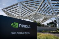 Entrada da Nvidia com placa e edifício moderno sob cobertura solar geométrica. Endereço 2788-2888 San Tomas.