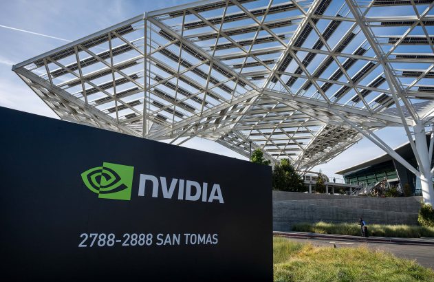 Entrada da Nvidia com placa e edifício moderno sob cobertura solar geométrica. Endereço 2788-2888 San Tomas.