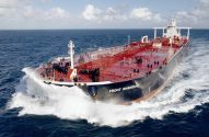 Petroleiro 'FRONT SHANGHAI' navegando em mar aberto, criando grandes ondas na proa.