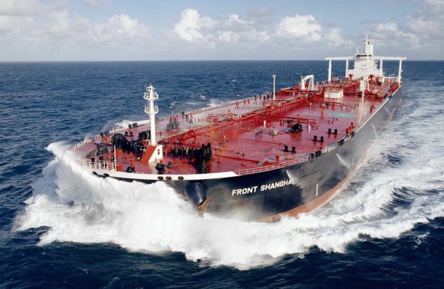 Petroleiro 'FRONT SHANGHAI' navegando em mar aberto, criando grandes ondas na proa.