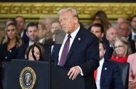 Donald Trump, Presidente dos EUA, discursa em pódio com selo presidencial. Público assiste.
