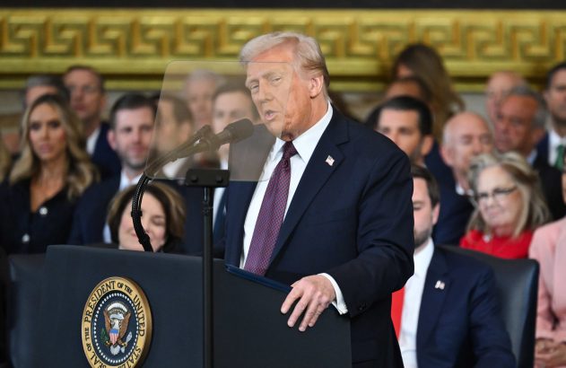 Donald Trump, Presidente dos EUA, discursa em pódio com selo presidencial. Público assiste.