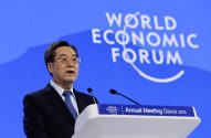 Palestrante do Fórum Econômico Mundial discursa em pódio, com logo e "Annual Meeting Davos 2025" visíveis.