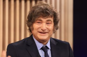 Javier Milei, presidente da Argentina está de terno preto e camisa azul