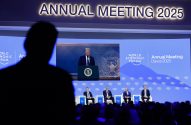 No Fórum Econômico Mundial, Reunião Anual 2025 em Davos, Donald Trump aparece em tela. Painel de homens e público.