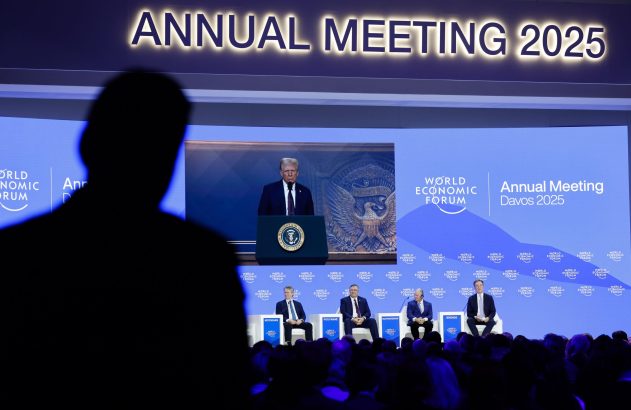 No Fórum Econômico Mundial, Reunião Anual 2025 em Davos, Donald Trump aparece em tela. Painel de homens e público.