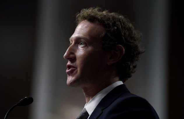 Mark Zuckerberg de perfil esquerdo, falando em um microfone.