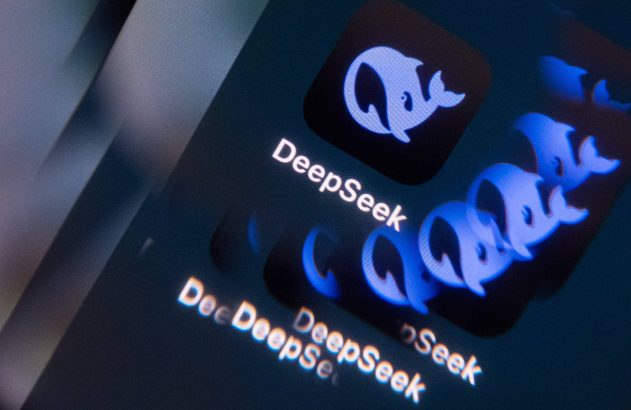 Tela digital: aplicativo 'DeepSeek' (golfinho azul) e seu nome, com múltiplos reflexos.