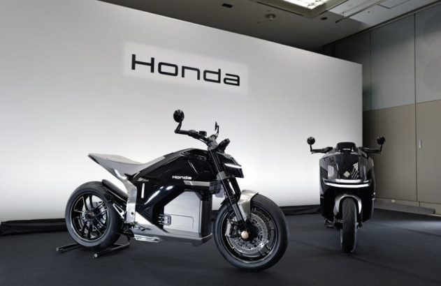 Duas motos elétricas Honda em exibição.