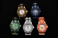 Cinco relógios Scuba Fifty Fathoms coloridos (amarelo, azul, verde, cinza, laranja), da Blancpain X Swatch, em fundo preto.