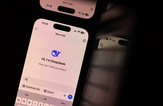 Celular exibe interface do chatbot DeepSeek com saudação e usuário digitando 'Hi' no teclado.