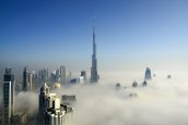 Dubai: arranha-céus, como o Burj Khalifa, despontam acima de uma densa névoa que cobre a cidade.