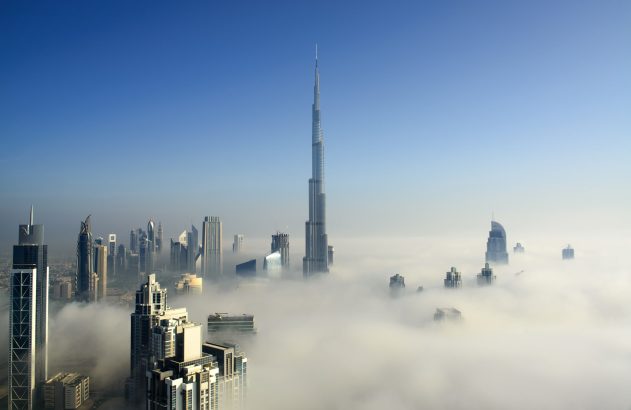 Dubai: arranha-céus, como o Burj Khalifa, despontam acima de uma densa névoa que cobre a cidade.