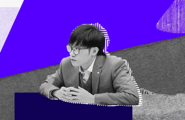 Um homem de terno e óculos olha para a esquerda com um fundo de formas geométricas azuis e cinzas.