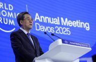 Homem discursa em pódio no Encontro Anual Davos 2025 do Fórum Econômico Mundial.