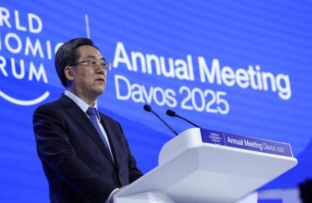 Homem discursa em pódio no Encontro Anual Davos 2025 do Fórum Econômico Mundial.