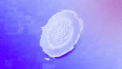 Imagem de uma moeda estilizada com relevo de circuitos sobre um fundo gradiente de azul para lilás, com textura pixelada e padrões geométricos sutis.